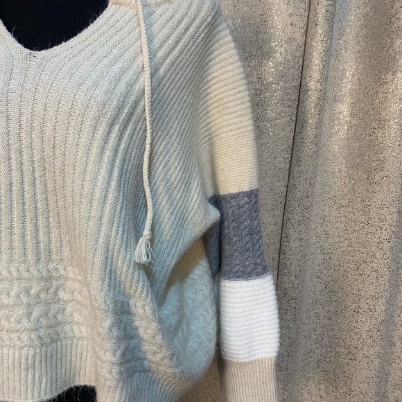 POL Cozy Cream and Gray Color Block Hooded Sweater - Picture 3 of 7